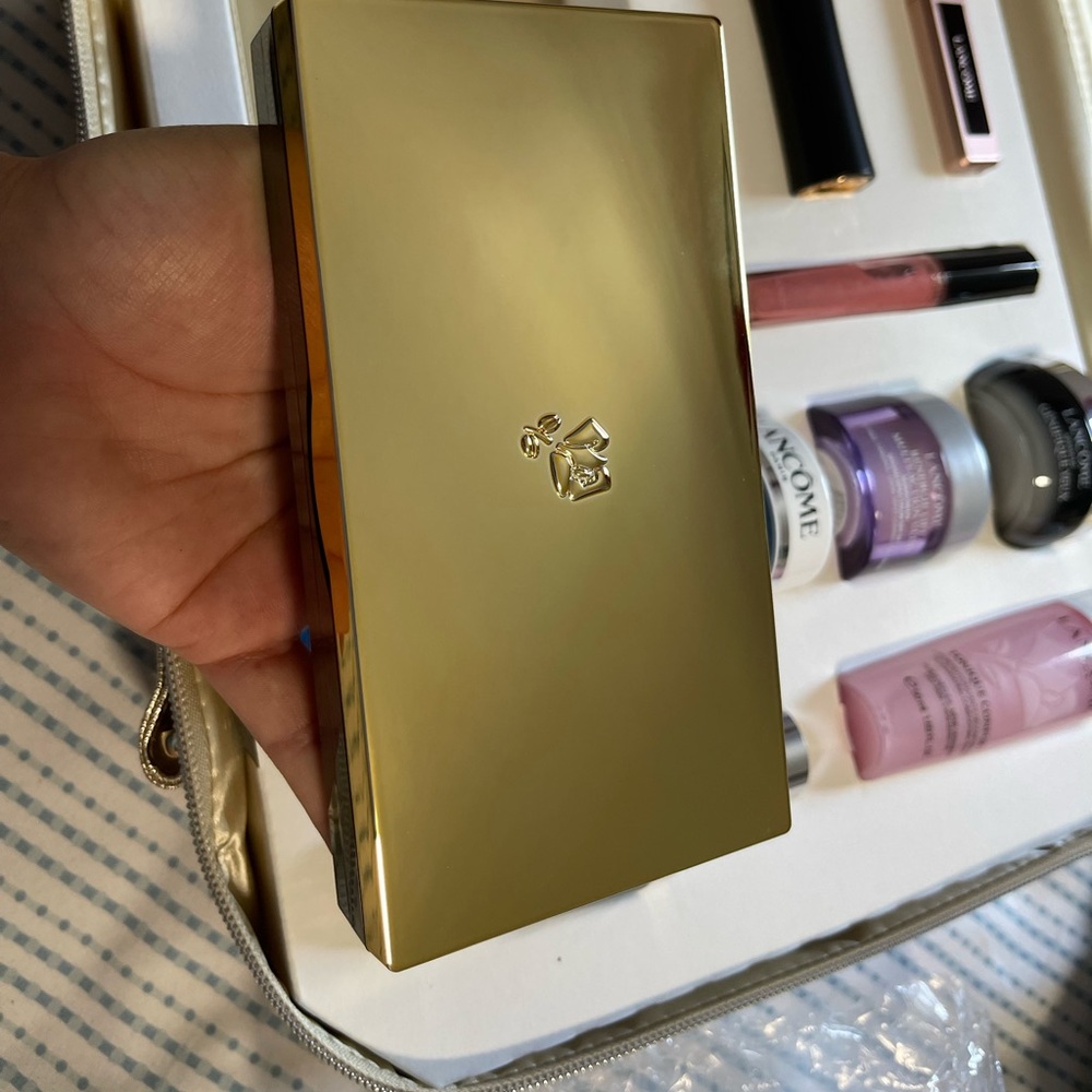 Set de Lancome con un kit de rutinas de cuidado de la piel también trae maquilla